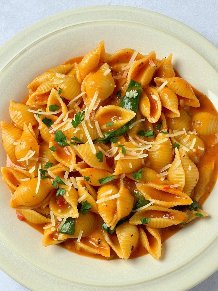 Creamy vegan tomato pasta.