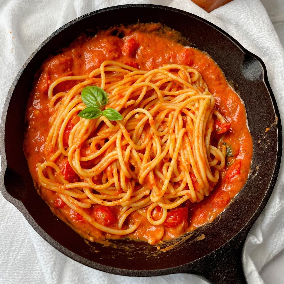Pan with cherry tomato sauce and pasta.