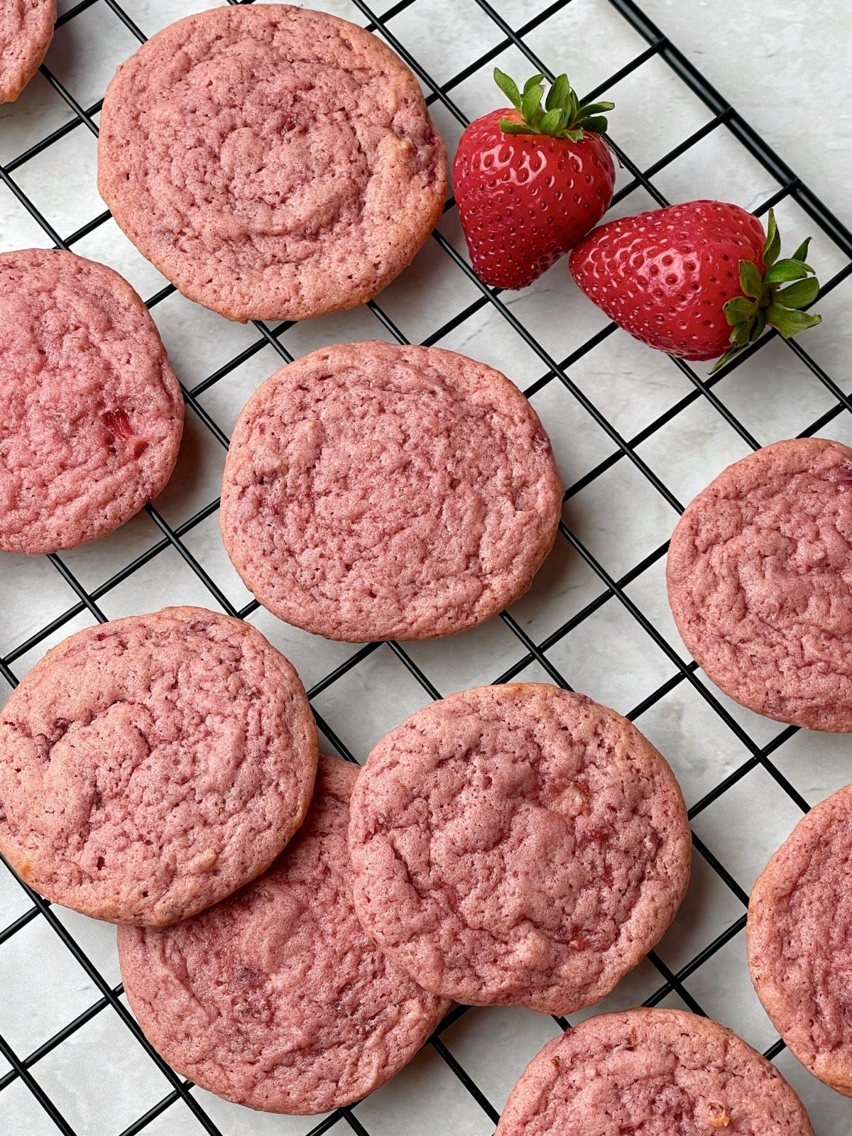 Vegan strawberry cookies.